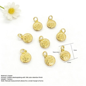 Dettaglio ciondolo calcio in rame placcato oro 18K con dimensioni di 15x9.5mm