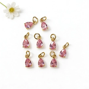 Ciondoli a goccia in zircone rosa sfaccettato con base dorata per gioielli fai da te