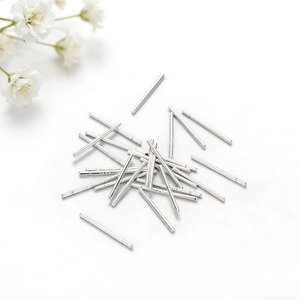 Clous d'oreilles en argent sterling S925 pour création de bijoux sur fond blanc