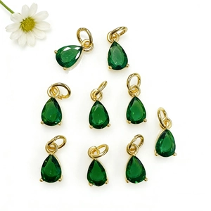 Dettaglio di nove ciondoli a goccia in zircone verde per la creazione di gioielli DIY
