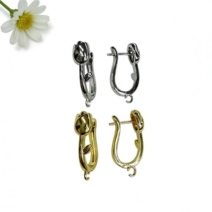 Detailsicht der tulpenförmigen DIY-Ohrringhaken in poliertem Gold und Silberglanz