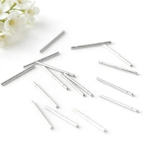Tiges de boucles d'oreilles en argent sterling S925 poli sur fond blanc épuré