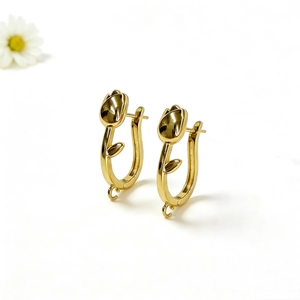 Goldene Tulpen-Ohrhaken in U-Form für DIY-Schmuckherstellung auf weißem Hintergrund