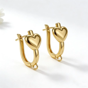 Detail macro-opname van gouden U-vormige hart oorbellen haken voor DIY sieraden accessoires