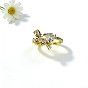 Eleganter goldener Schleifenring mit Tropfenkristall und gebürstetem Vintage-Band