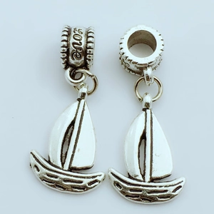 Antiek zilveren zeilboot hanger met love gravure en vintage geoxideerde afwerking