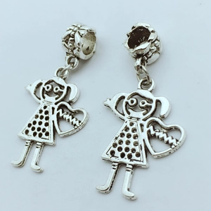 Vintage Silber Mädchen mit Herz Anhänger Charms für DIY Schmuck und Armbandherstellung