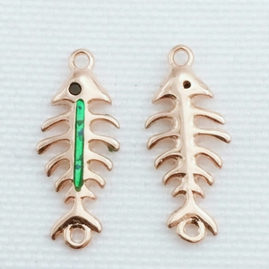 Colgante de espina de pescado en oro rosa con incrustación de ópalo verde y aros dobles