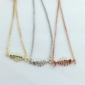Colgantes de espina de pescado con ópalo en oro, plata y oro rosa con collar de cadena