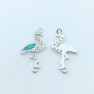 Pendentif flamant rose en argent avec incrustation d'opale bleue et petits diamants