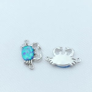 Connecteur crabe argenté avec pierre d'opale bleue et doubles boucles de suspension