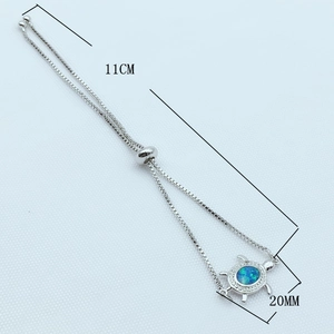 Bracelet ajustable tortue en argent avec opale bleue et halo de cristaux blancs