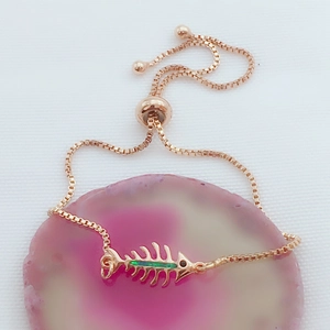 Detalle de la pulsera de espina de pescado en oro rosa con ópalo sobre ágata