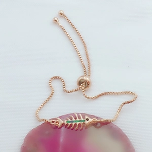 Vista detallada de pulsera de espina de pez en oro rosa con ópalo y cadena de caja ajustable