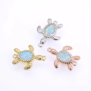Set di tre ciondoli a tartaruga in oro, argento e oro rosa con guscio in opale