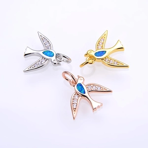 Elegante colgante de pájaro con ópalo en oro, plata y oro rosa con alas brillantes