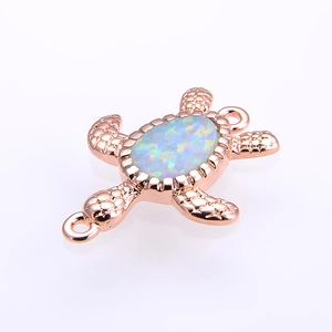 Dettaglio di ciondolo tartaruga in oro rosa con opale blu-verde per creazione gioielli