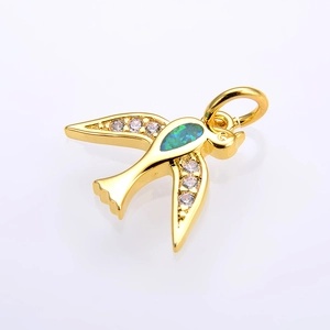 Detalle de colgante de golondrina dorada con opalo de gota y alas con circonitas brillantes