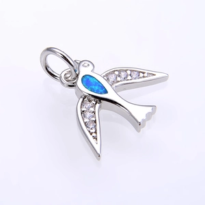 Detalle del colgante de golondrina con ópalo azul en gota y alas de circonita