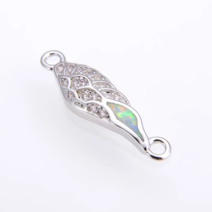 Makroansicht der Opal-Engelsflügel-Verbindung mit Zirkonia für DIY-Schmuck