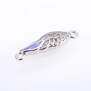 Makroansicht: Silberner Engelsflügel-Verbinder mit Opal und Zirkonia für DIY-Schmuckherstellung