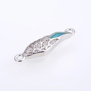 Makroaufnahme von versilbertem Engelsflügel-Verbinder mit blauem Opal und Zirkon