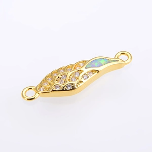 Makroansicht der 925er Silber Engel Flügel Verbinder mit Opal und Zirkonia Steinen
