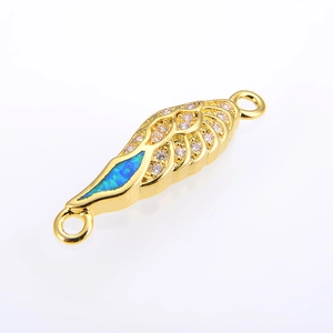 Detailansicht der goldfarbenen Engelsflügel-Verbindung mit Zirkonia und blauem Opal