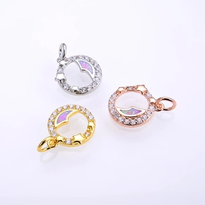 Detalle de colgantes de luna con opalo y circonita en acabados oro, plata y oro rosa