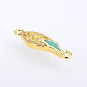 Makroansicht der flügelformigen Kupfer-Verbinder mit Zirkonia und Opal für DIY-Schmuck