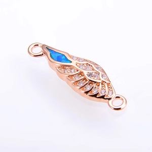 Detailansicht der roségoldenen Engelsflügel-Verbindung mit blauem Opal und Zirkonias