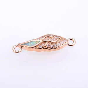 Detail eines Roségold-Engelsflügel-Verbinders mit Zirkonia und Opal für DIY-Schmuckherstellung