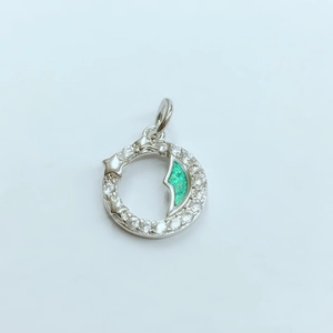 Detalle de colgante de luna con opalo verde y circonita para crear joyeria