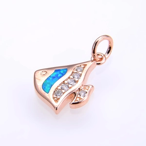 Detalle de colgante de atún en oro rosa con incrustación de ópalo azul y cristales