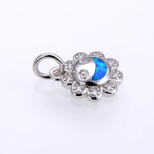 Silberner Sonnenblumen-Anhänger mit blauem Opal-Zentrum und funkelnden Zirkonien
