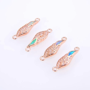Detailansicht der Roségold-Flügelverbinder mit Opal und Zirkonia-Pavé-Besatz