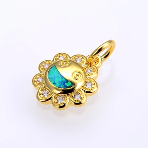 Nahaufnahme Sonnenblumen-Anhänger mit Opal-Lächeln und funkelnden Zirkoniasteinen