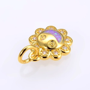 Detail der Sonnenblume Anhänger mit lila Opal Zentrum und weißem Zirkon Blütenblatt