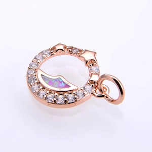 Detalle del colgante de oro rosa con luna de opalo y pequeñas estrellas de circon