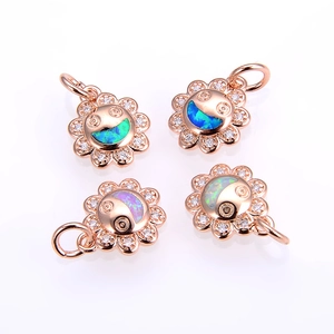 Details der vier Sonnenblumenanhänger mit Smiley-Gesicht Opal und Zirkonblüten