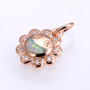 Detailansicht eines Sonnenblumen-Anhängers aus Roségold mit Opal-Smiley und Zirkonia