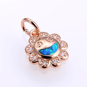 Detail der roségoldenen Sonnenblume mit Zirkon-Rand und funkelndem blauem Opal-Lächeln