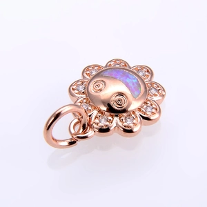 Detailansicht vom Sonnenblumen-Anhänger mit Opal-Smiley und Zirkonia-Kristallen