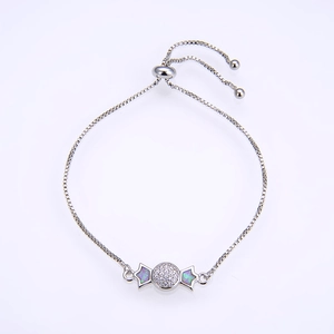 Detailansicht eines silbernen Box-Chain-Armbands mit verstellbarem Opal-Anhänger