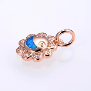 Detail der roségoldenen Sonnenblume mit blauem Opal-Gesicht und Zirkonia-Blütenblättern