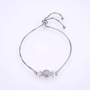 Detail eines silbernen Schleifen-Armbands mit Zirkonia und schillernden Opal-Steinen