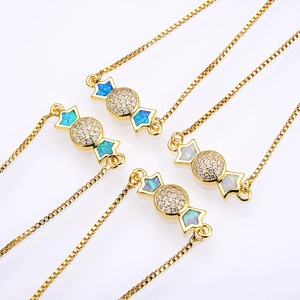 Makro-Detail goldener bonbonförmiger Armbänder mit buntem Opal und Zirkonia-Besatz