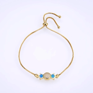 Detail eines Gold-Box-Kettenarmbands mit bonbonförmigem Opal- und Zirkon-Anhänger