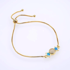 Makroaufnahme eines vergoldeten Schachtelketten-Armbands mit Opal-Anhänger und Zirkonia