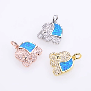 Tre ciondoli a elefante in oro, argento e oro rosa con opale blu e pavé di zirconi